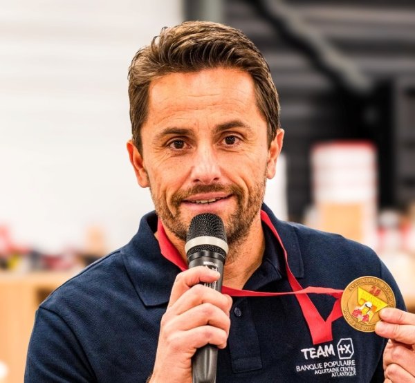 Arnaud Delagrave parmi les porteurs de la flamme, grâce à la Banque Populaire Aquitaine Centre Atlantique